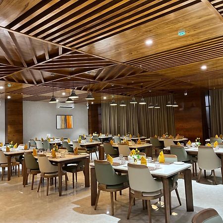 Vits Satyajeet Karad Hotel Bagian luar foto