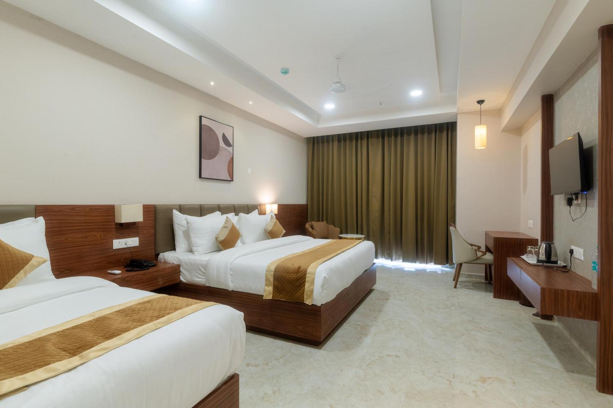 Vits Satyajeet Karad Hotel Bagian luar foto