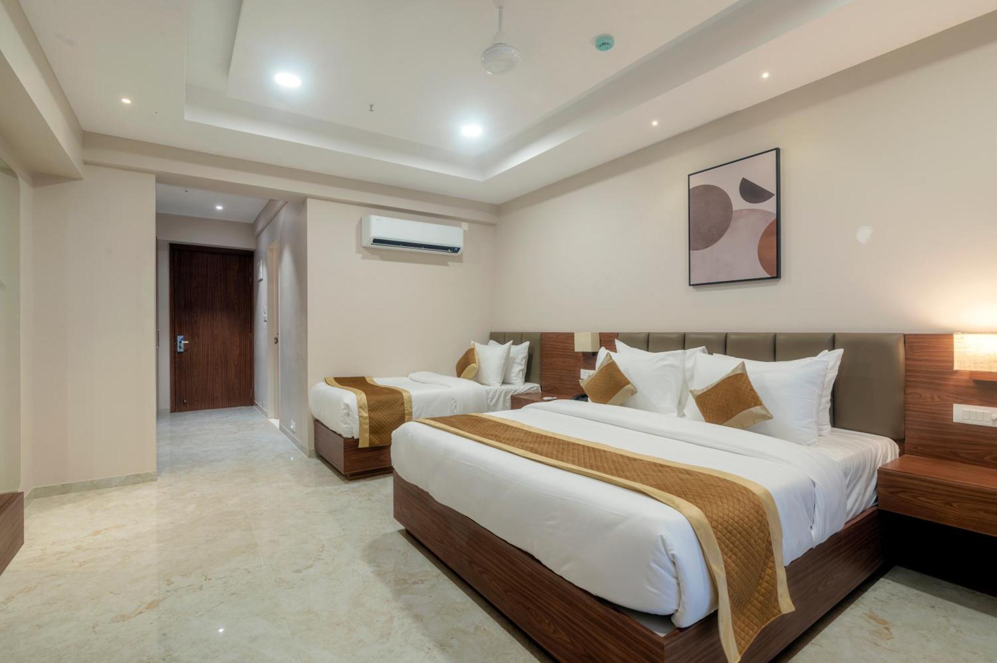 Vits Satyajeet Karad Hotel Bagian luar foto