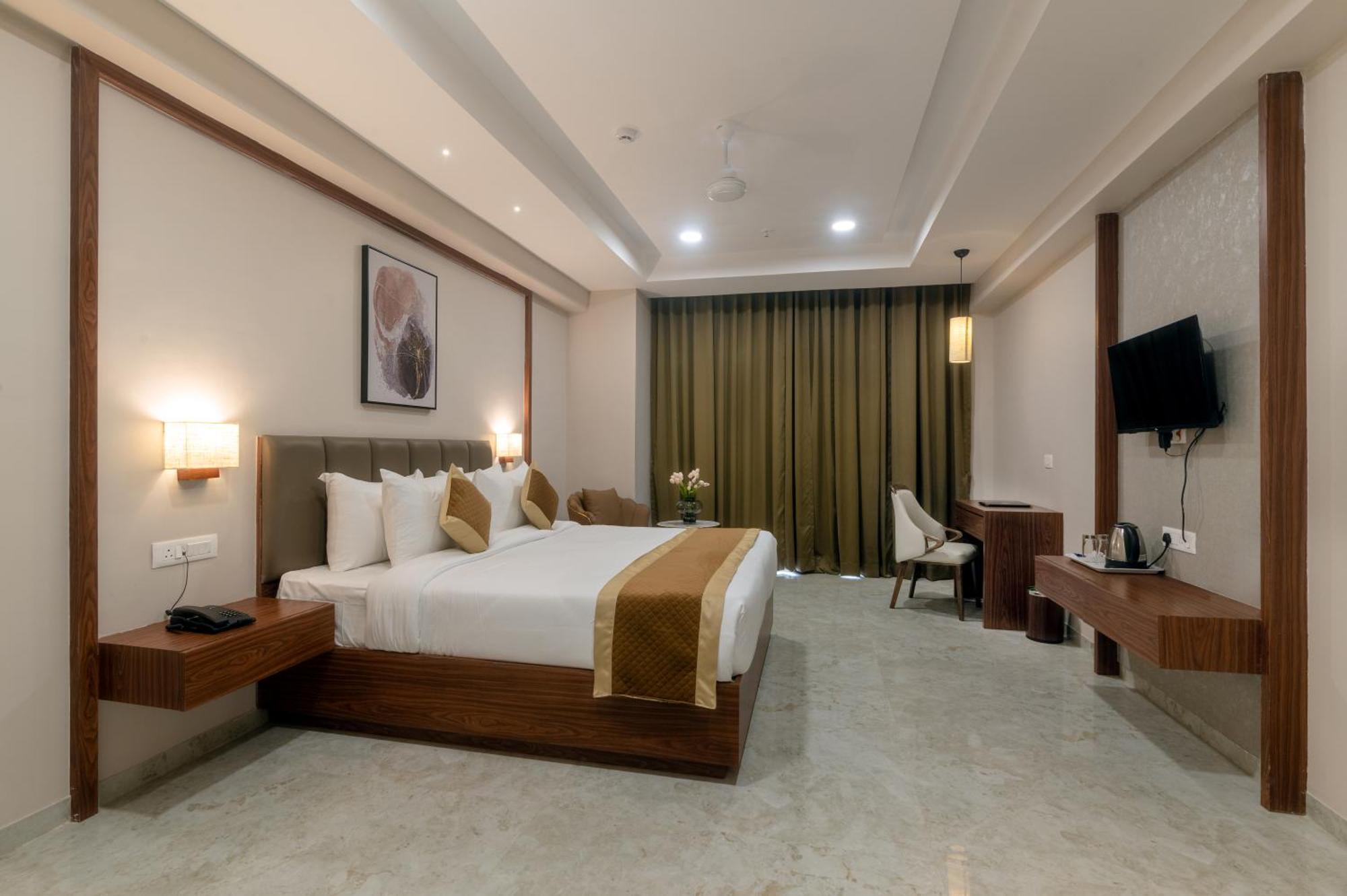 Vits Satyajeet Karad Hotel Bagian luar foto