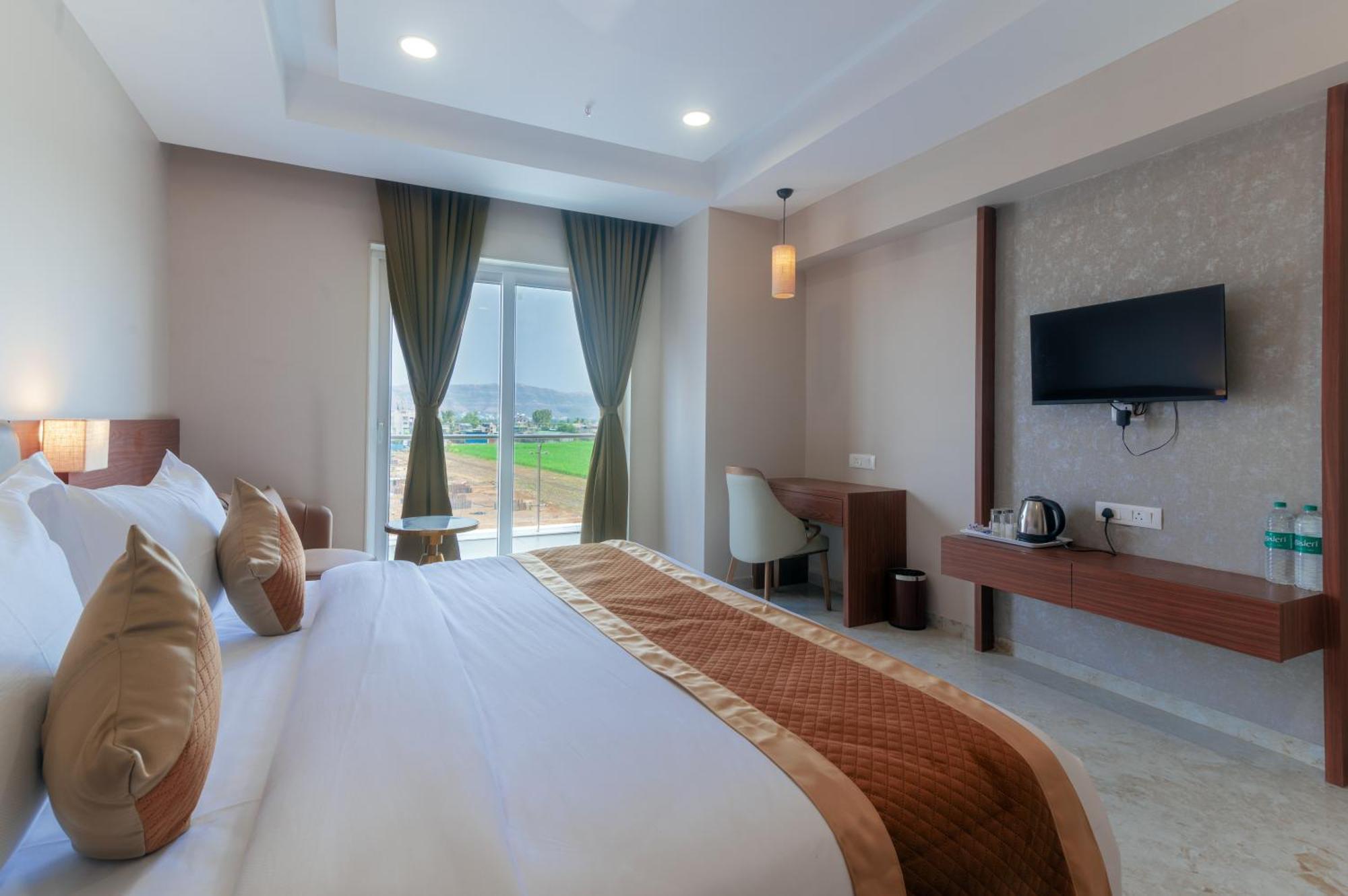 Vits Satyajeet Karad Hotel Bagian luar foto