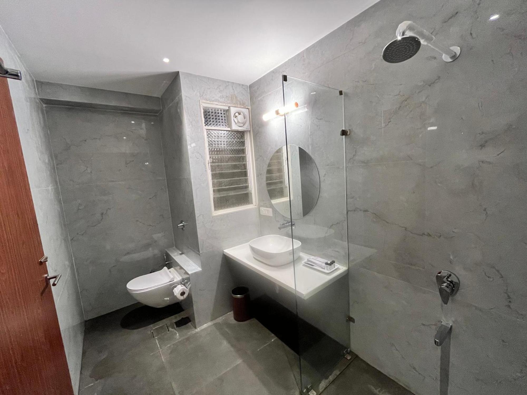 Vits Satyajeet Karad Hotel Bagian luar foto