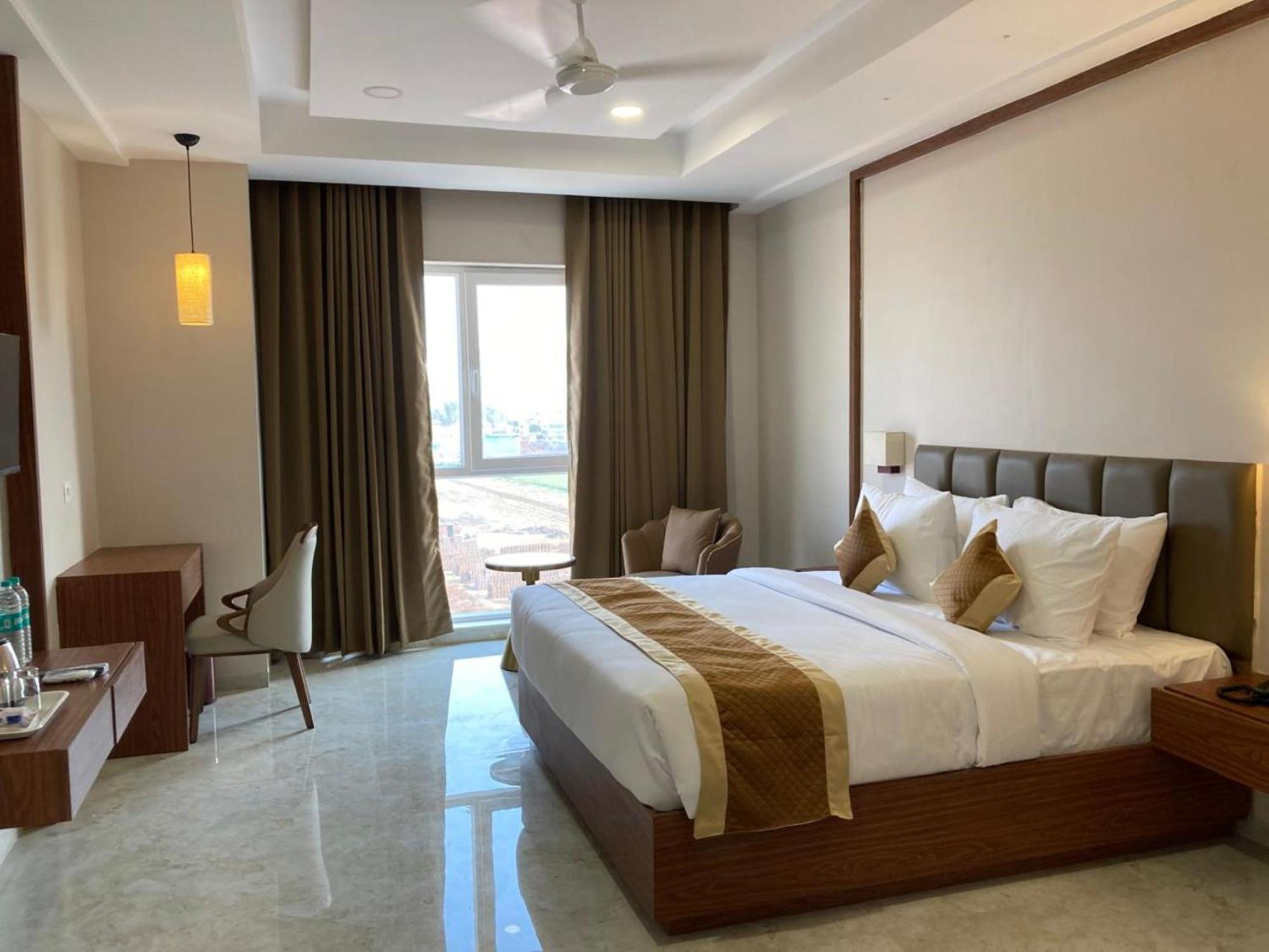 Vits Satyajeet Karad Hotel Bagian luar foto