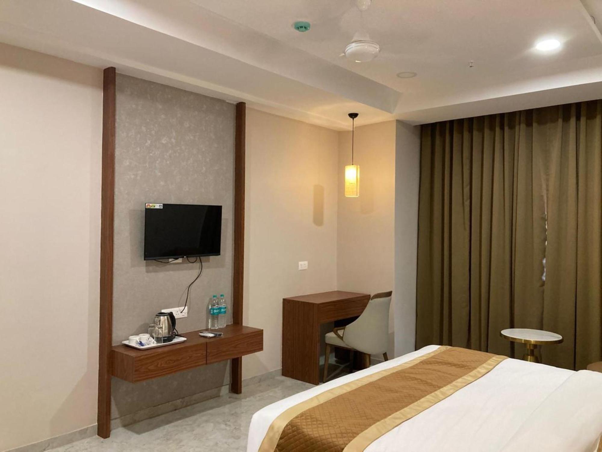 Vits Satyajeet Karad Hotel Bagian luar foto