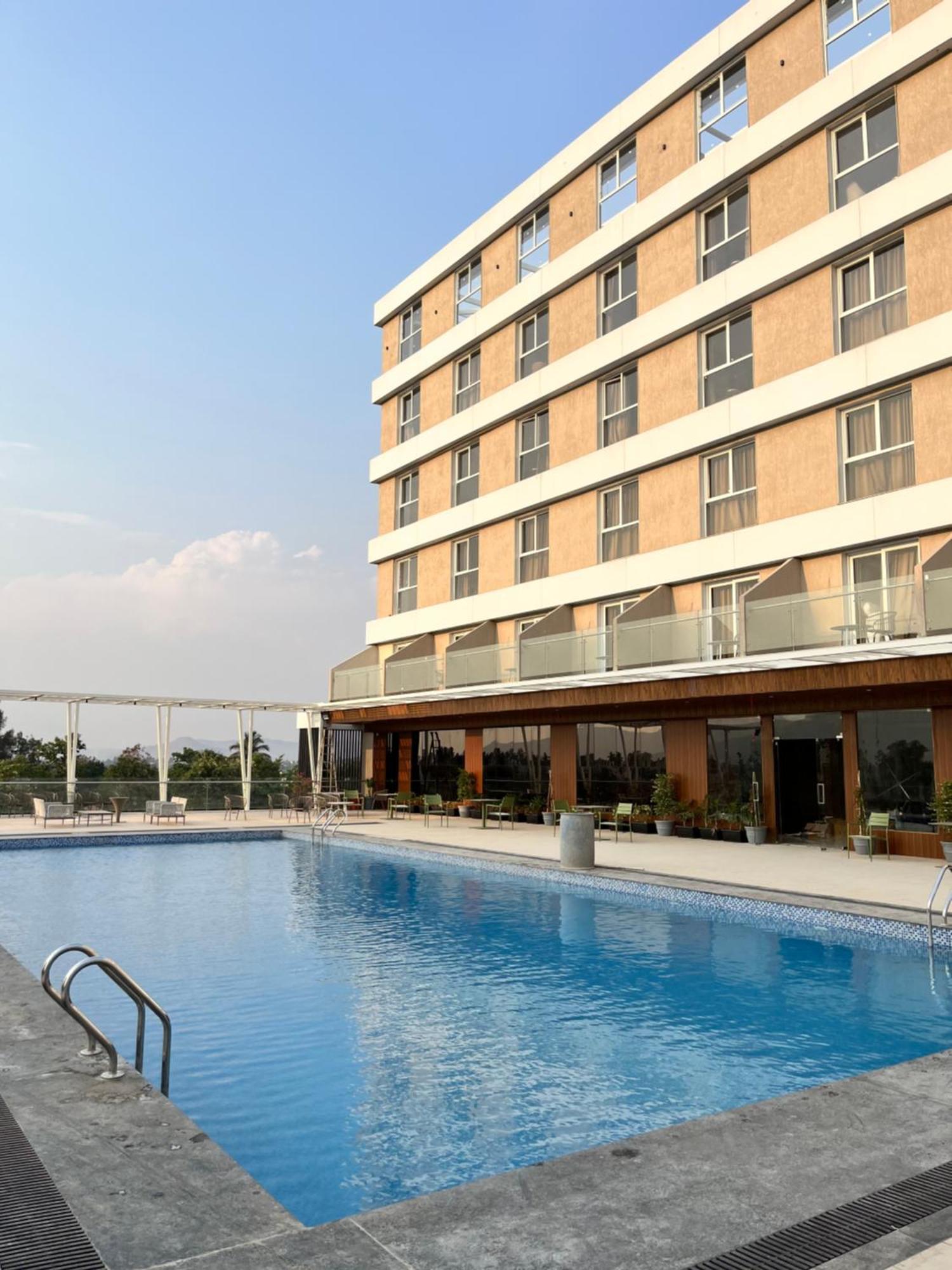 Vits Satyajeet Karad Hotel Bagian luar foto