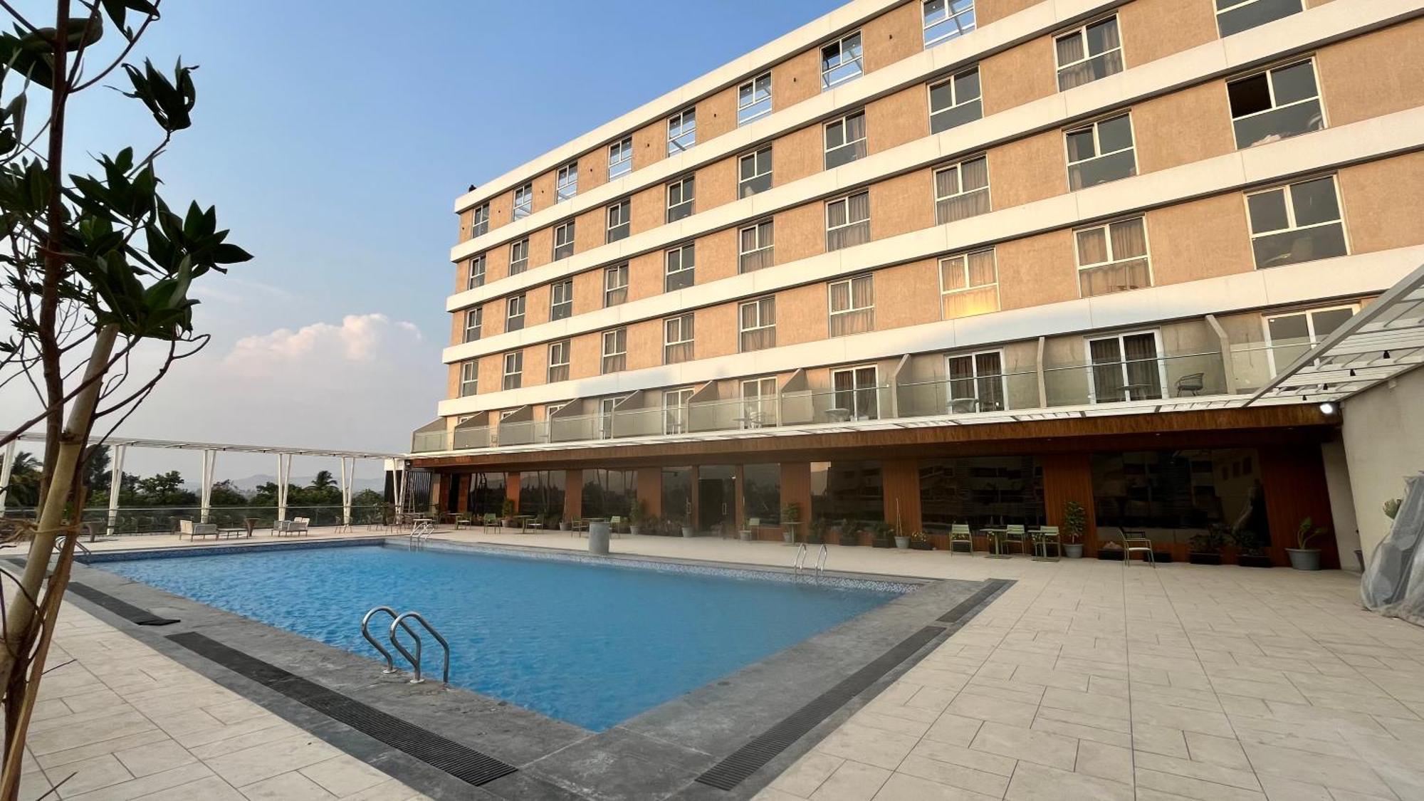 Vits Satyajeet Karad Hotel Bagian luar foto