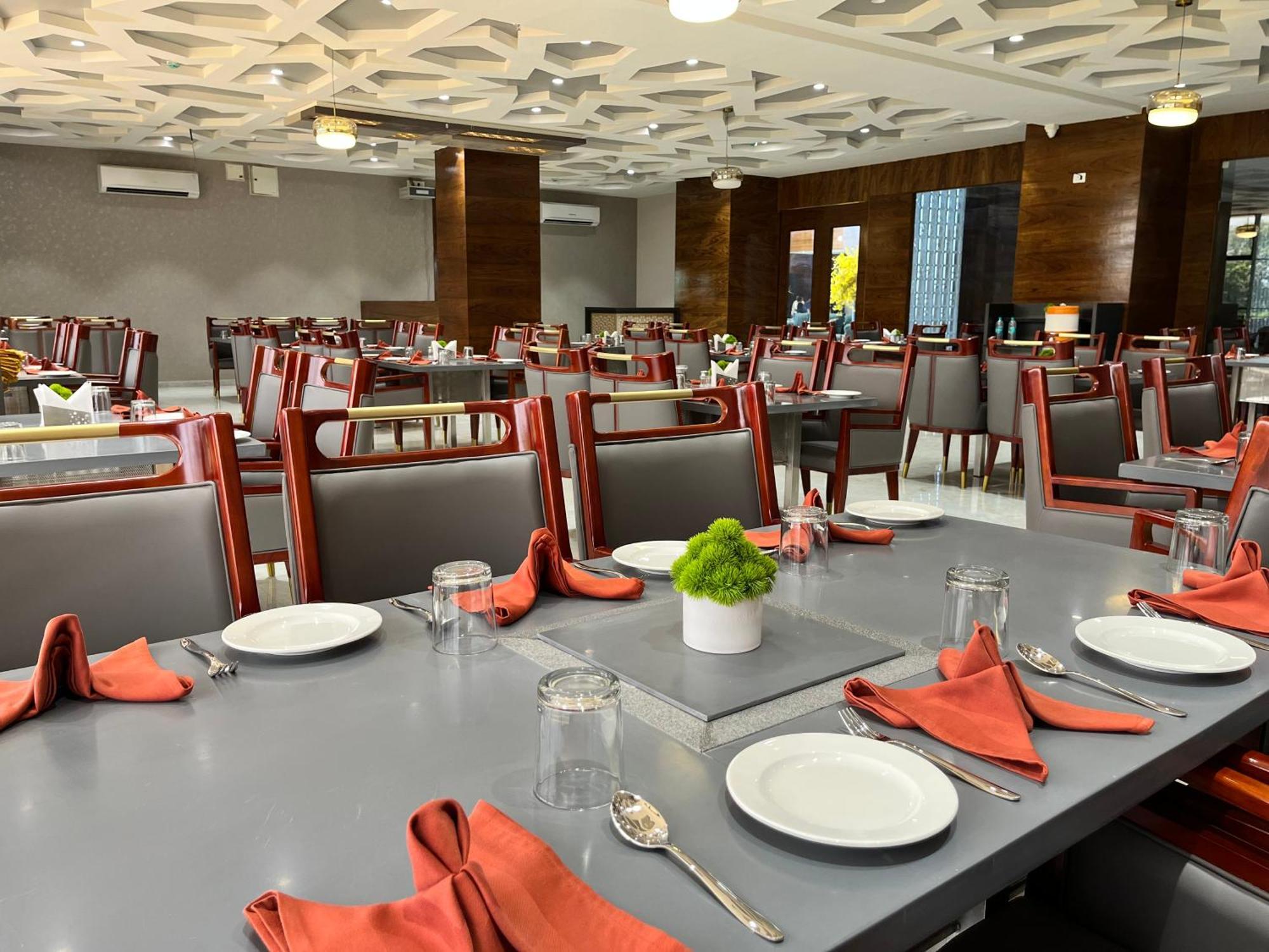 Vits Satyajeet Karad Hotel Bagian luar foto
