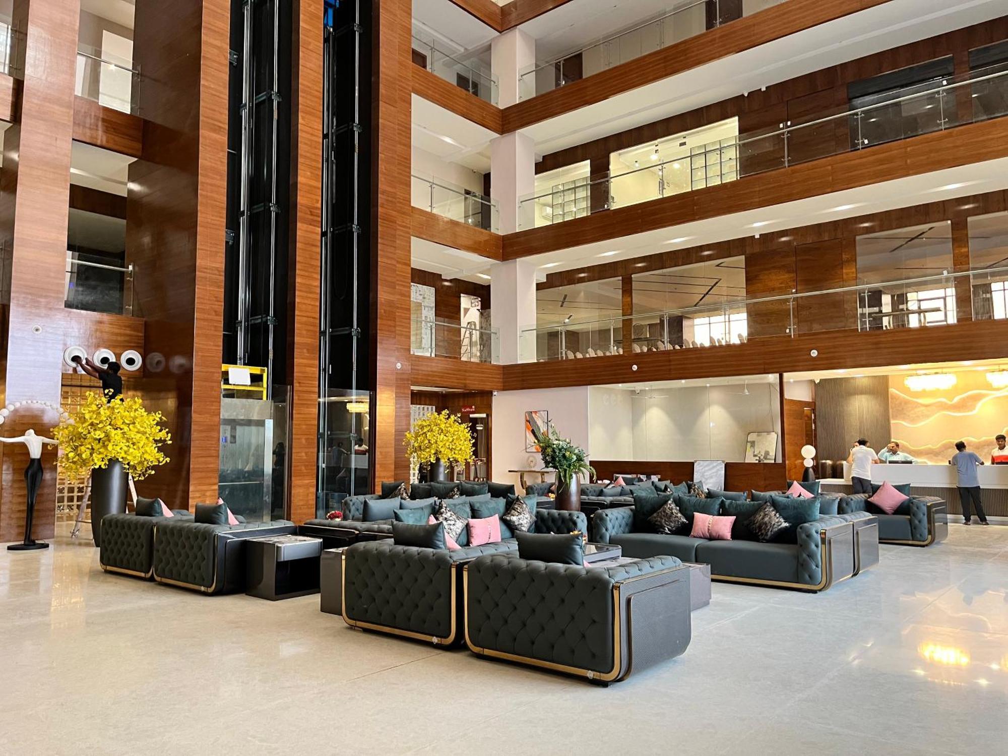 Vits Satyajeet Karad Hotel Bagian luar foto