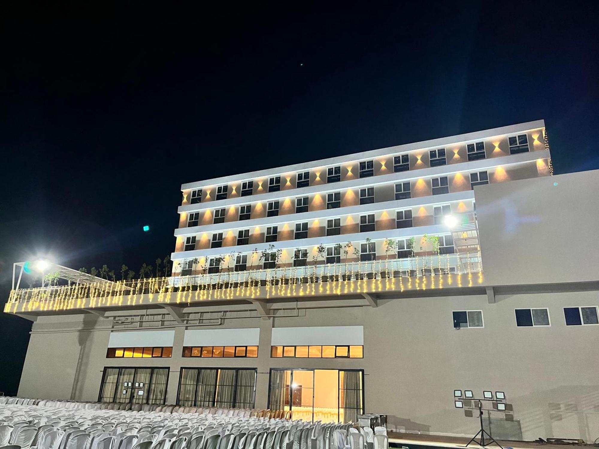 Vits Satyajeet Karad Hotel Bagian luar foto
