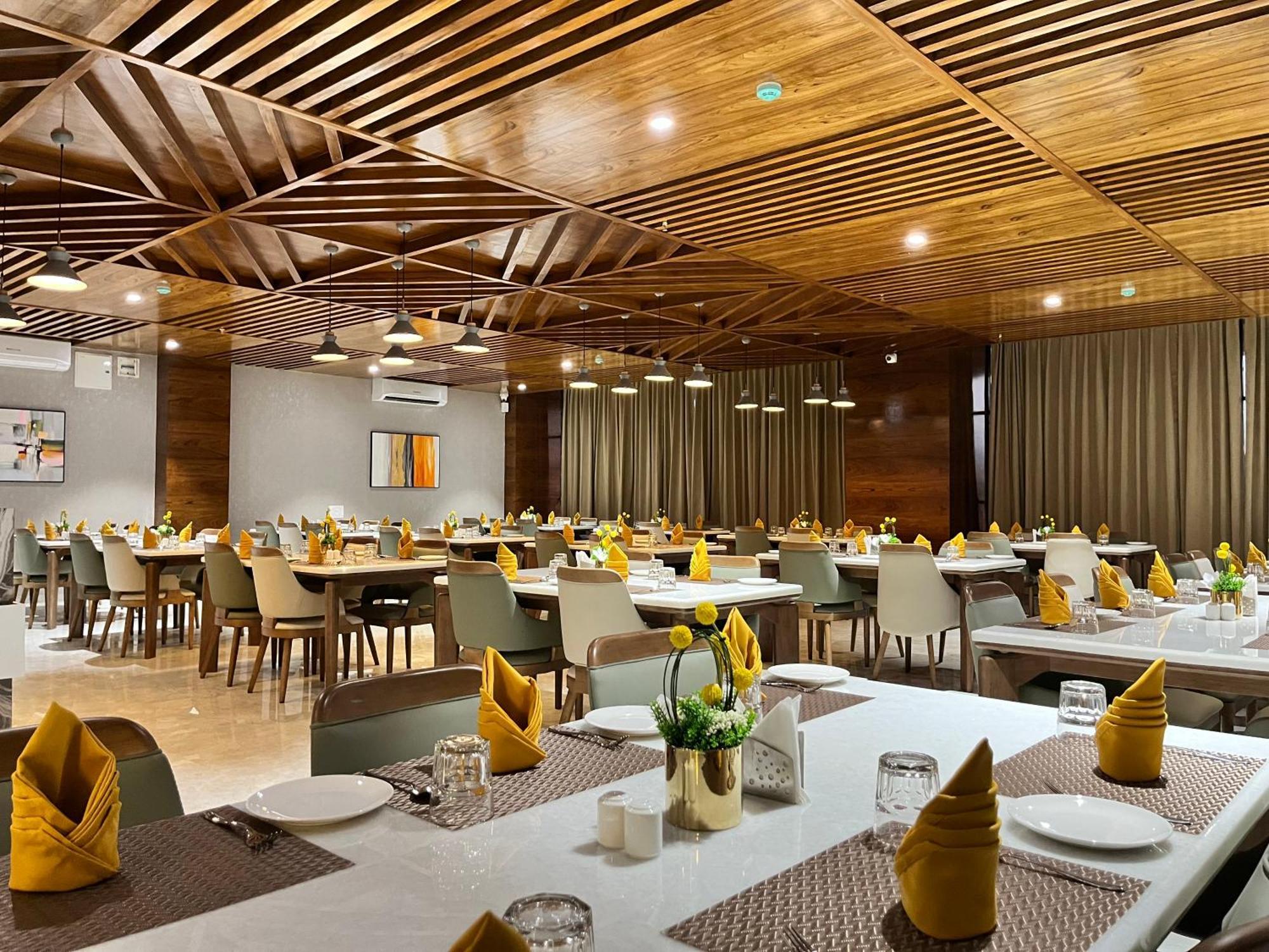 Vits Satyajeet Karad Hotel Bagian luar foto