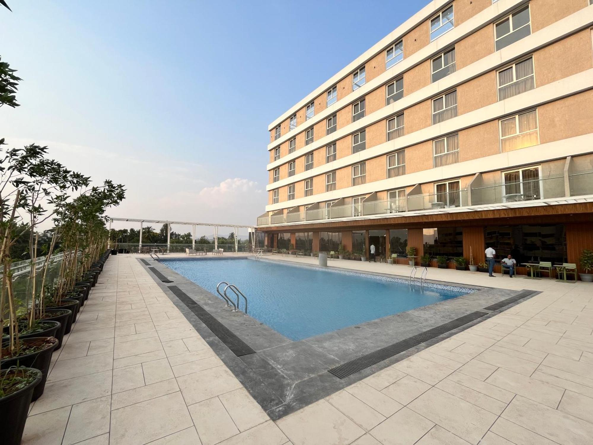Vits Satyajeet Karad Hotel Bagian luar foto