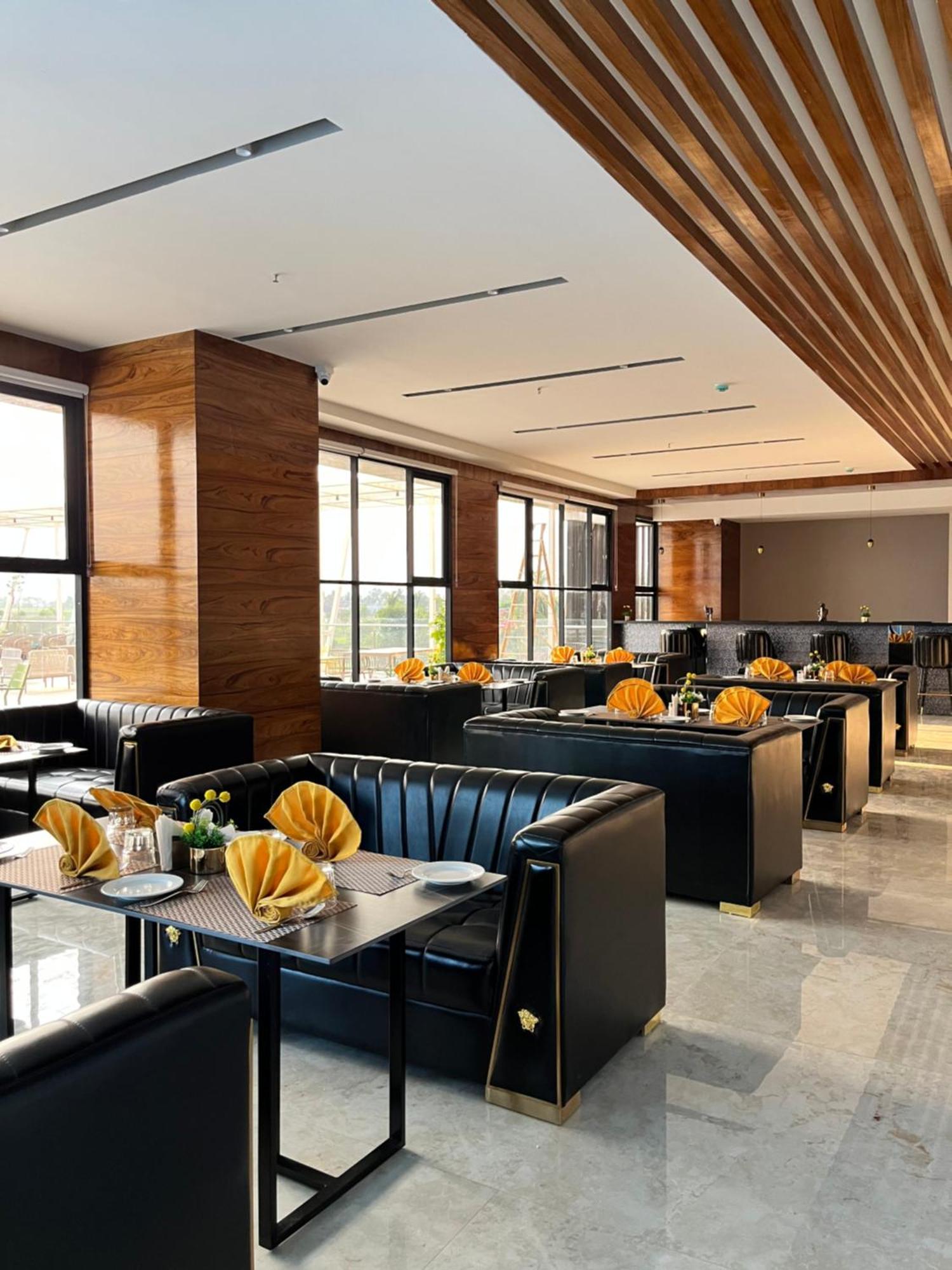 Vits Satyajeet Karad Hotel Bagian luar foto