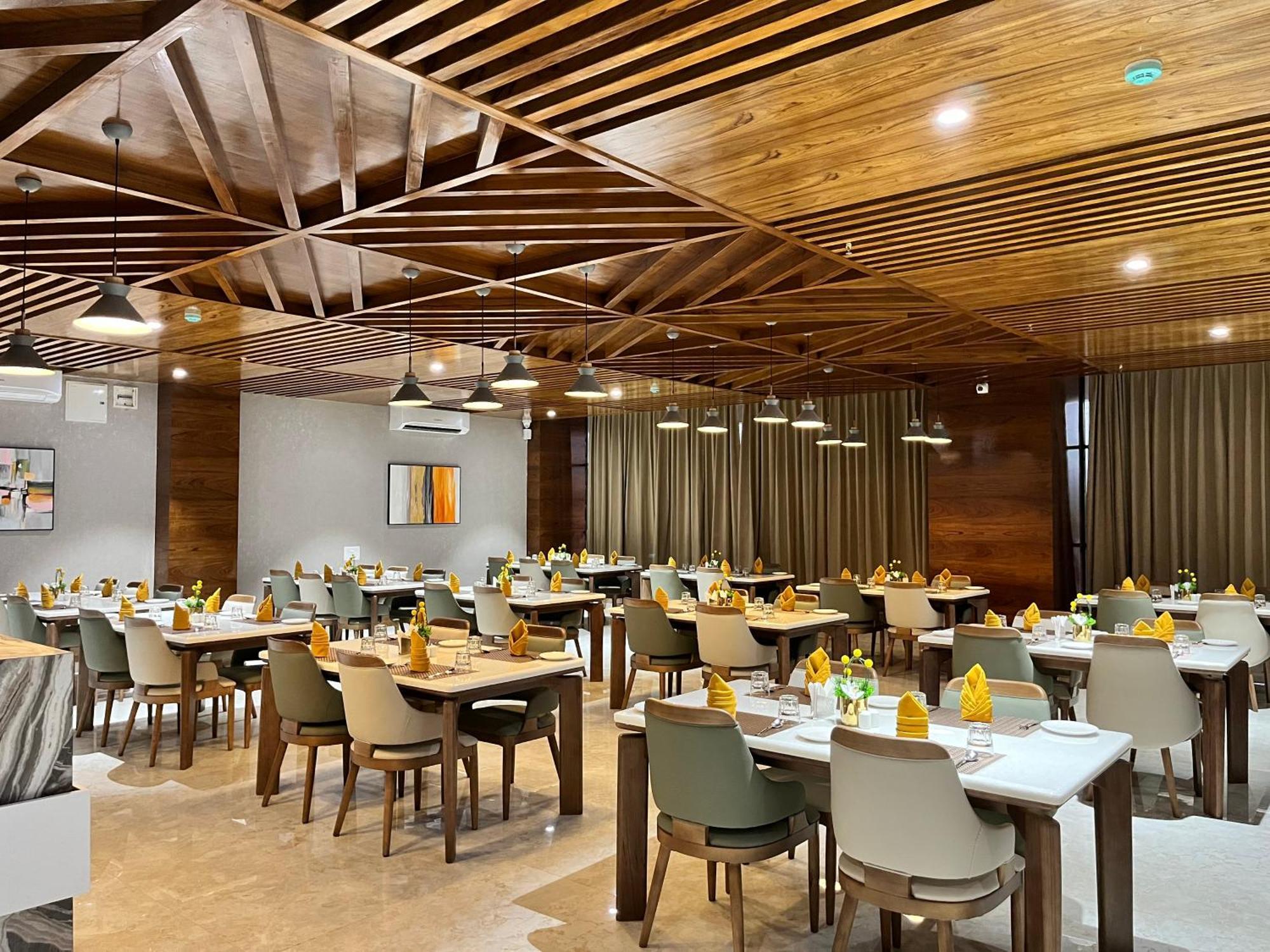 Vits Satyajeet Karad Hotel Bagian luar foto