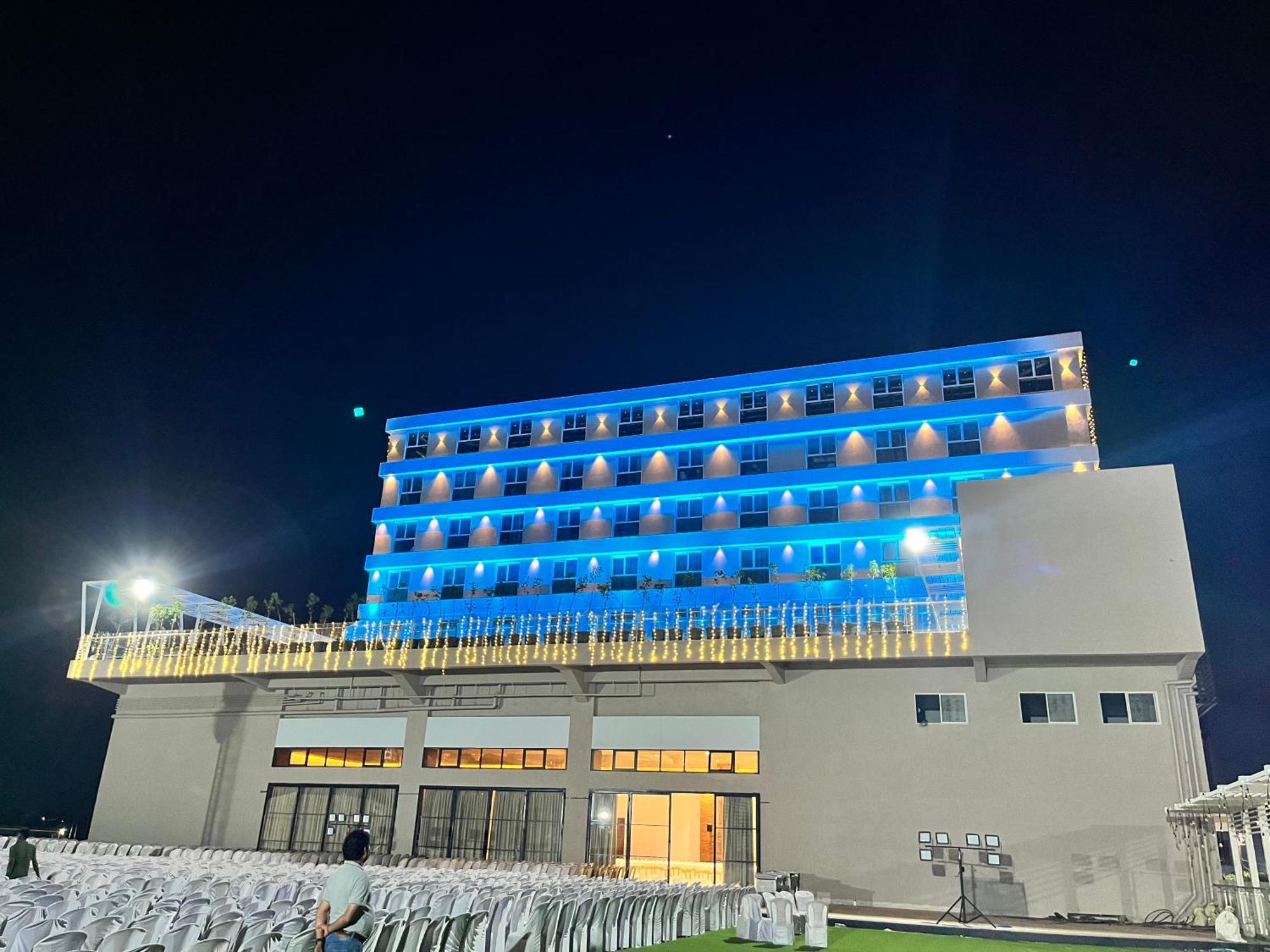 Vits Satyajeet Karad Hotel Bagian luar foto