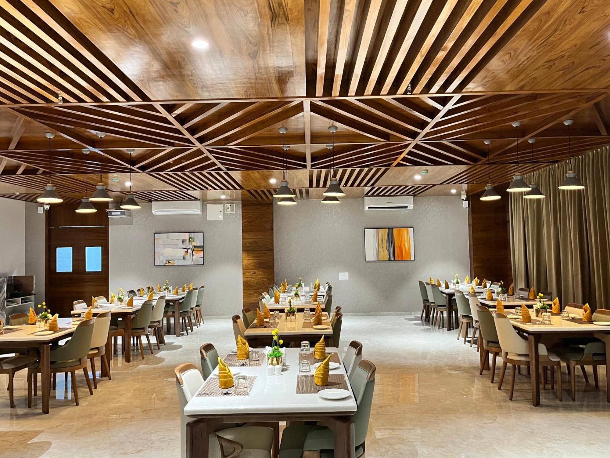 Vits Satyajeet Karad Hotel Bagian luar foto