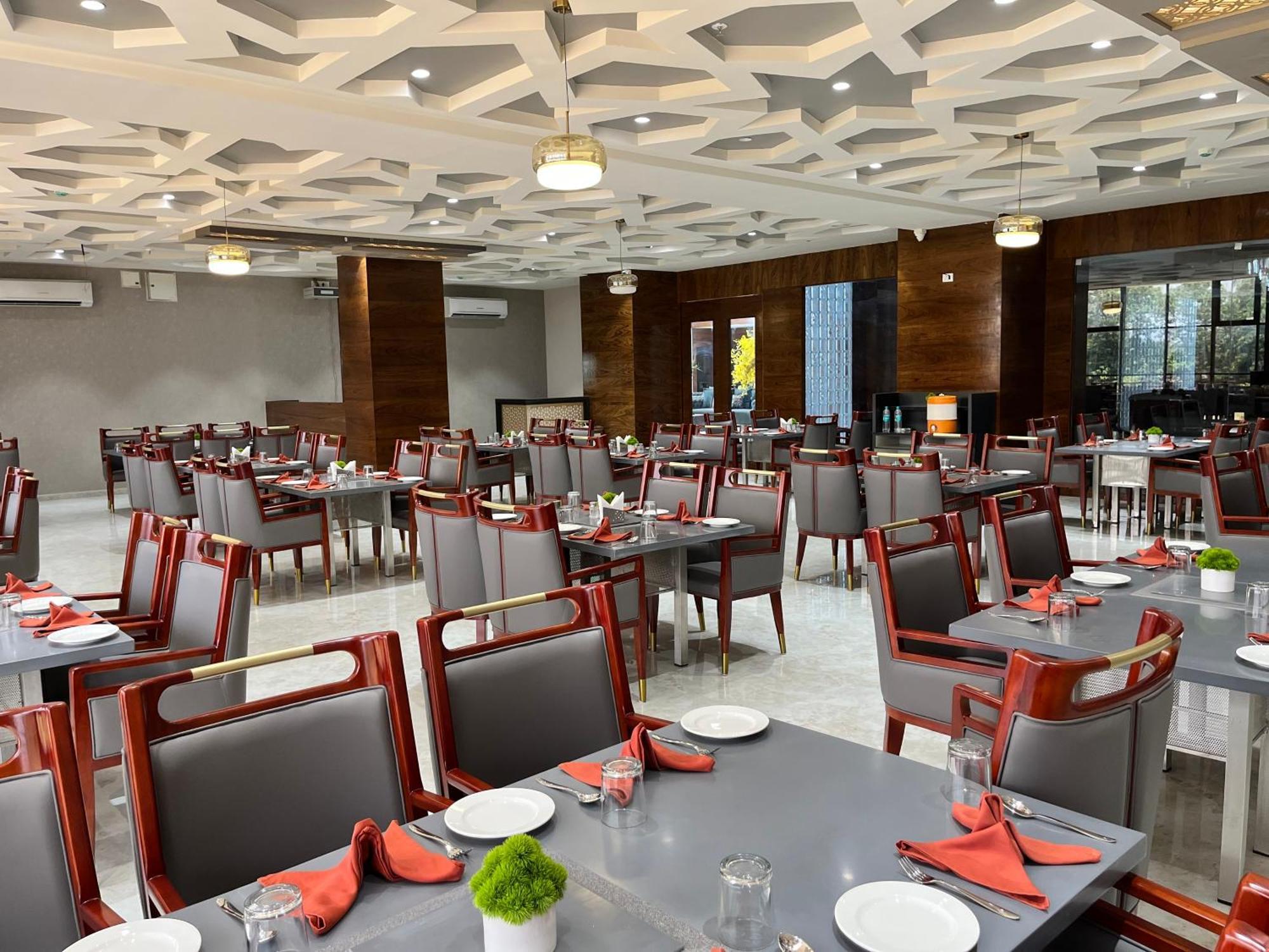 Vits Satyajeet Karad Hotel Bagian luar foto